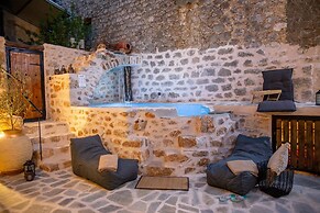 Dandy Villas Tower House Built in 17th Century Pool