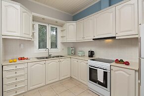 Danai Villa - Charming Escape With Oceanside Views