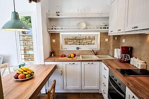 Apeiron II Villa - Sunny Modern Pool - Walk to Gaios