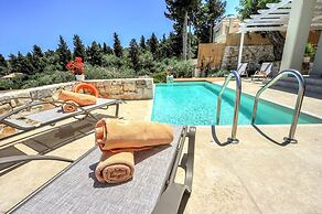 Apeiron II Villa - Sunny Modern Pool - Walk to Gaios