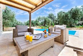 Aristea - 2 BR Villa Surrounded by Olive Groves