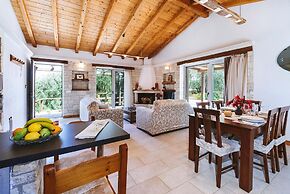 Aristea - 2 BR Villa Surrounded by Olive Groves