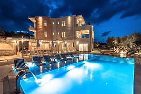 Luxury Villa Oasis 11 Bedrooms With Heated Pool