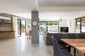 Villa Chnaris - Private Pool and Sauna