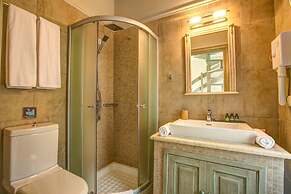 Kalliope Villa - Classic Modern With a Splash of Glam