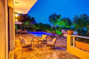 Kalliope Villa - Classic Modern With a Splash of Glam