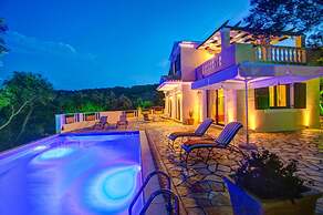 Kalliope Villa - Classic Modern With a Splash of Glam