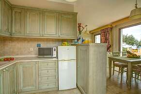 Kalliope Villa - Classic Modern With a Splash of Glam