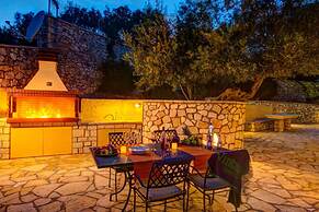 Kalliope Villa - Classic Modern With a Splash of Glam