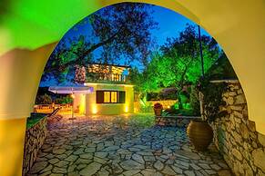 Kalliope Villa - Classic Modern With a Splash of Glam