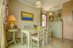 Kalliope Villa - Classic Modern With a Splash of Glam