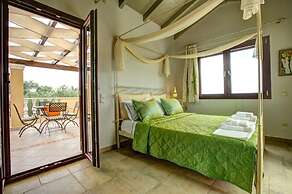 Kalliope Villa - Classic Modern With a Splash of Glam