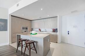 Fantastic 2BR Condo at Hollywood