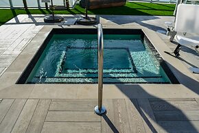 Fantastic 2BR Condo at Hollywood