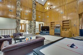 Outdoor Pool & Lake: Massive Texas Ranch Villa!