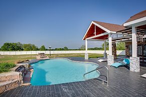 Outdoor Pool & Lake: Massive Texas Ranch Villa!