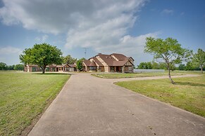 Outdoor Pool & Lake: Massive Texas Ranch Villa!