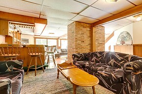 Spacious Woodbury Home w/ Pool + Hot Tub!