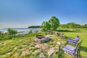 Prairie-style Home on Garden Bay w/ Deck + Hot Tub