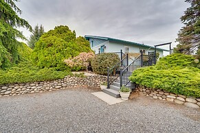 East Wenatchee Home w/ Yard & Hot Tub!