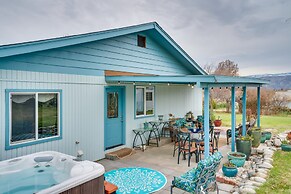 East Wenatchee Home w/ Yard & Hot Tub!
