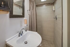 3 Mi to Downtown: Pittsburgh Home w/ Balcony!