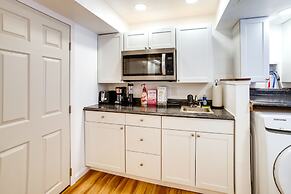 3 Mi to Downtown: Pittsburgh Home w/ Balcony!