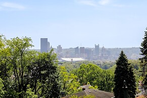 3 Mi to Downtown: Pittsburgh Home w/ Balcony!