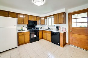 3 Mi to Downtown: Pittsburgh Home w/ Balcony!