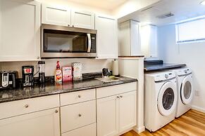 3 Mi to Downtown: Pittsburgh Home w/ Balcony!