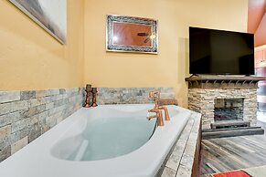 Blissful Broken Bow Studio: Fire Pit & Jacuzzi Tub