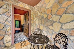 Blissful Broken Bow Studio: Fire Pit & Jacuzzi Tub
