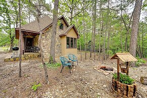 Blissful Broken Bow Studio: Fire Pit & Jacuzzi Tub