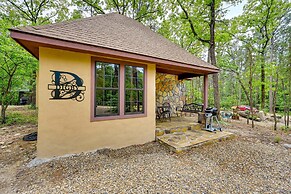 Blissful Broken Bow Studio: Fire Pit & Jacuzzi Tub