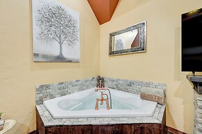 Blissful Broken Bow Studio: Fire Pit & Jacuzzi Tub
