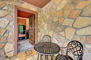 Blissful Broken Bow Studio: Fire Pit & Jacuzzi Tub