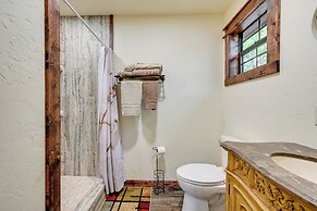 Blissful Broken Bow Studio: Fire Pit & Jacuzzi Tub