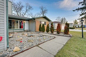 Lakefront Hartland Cottage w/ Patio & Fire Pits!