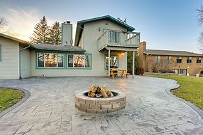 Lakefront Hartland Cottage w/ Patio & Fire Pits!