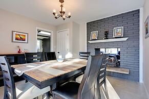 Lakefront Hartland Cottage w/ Patio & Fire Pits!