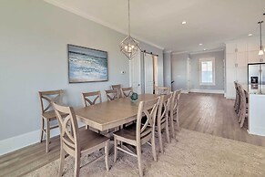 Gorgeous Emerald Isle Getaway: Walk to Beach!