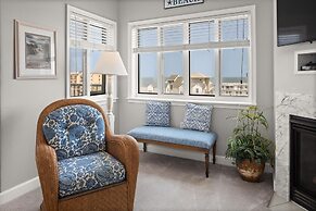 Avalon 507 3 Bedroom Condo by RedAwning