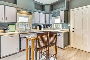 The Junction: Victorian Home in Quaint Fortville!