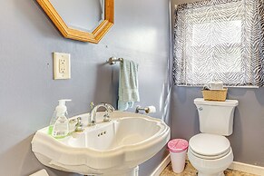 The Junction: Victorian Home in Quaint Fortville!