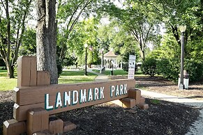 The Junction: Victorian Home in Quaint Fortville!