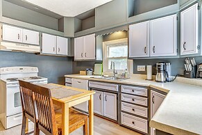 The Junction: Victorian Home in Quaint Fortville!