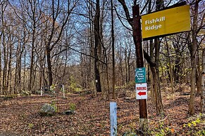 Charming Beacon Apt w/ Fire Pit: Near Hiking!