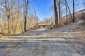 Charming Beacon Apt w/ Fire Pit: Near Hiking!