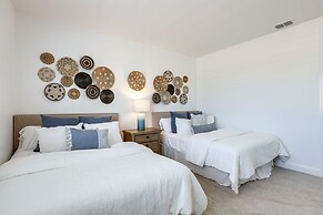 Private Pool & Grill: Modern Goodyear Retreat