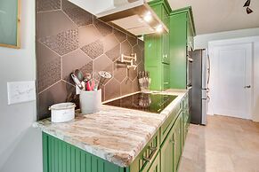 Charming Mountain Home Retreat: Walk to Marina!